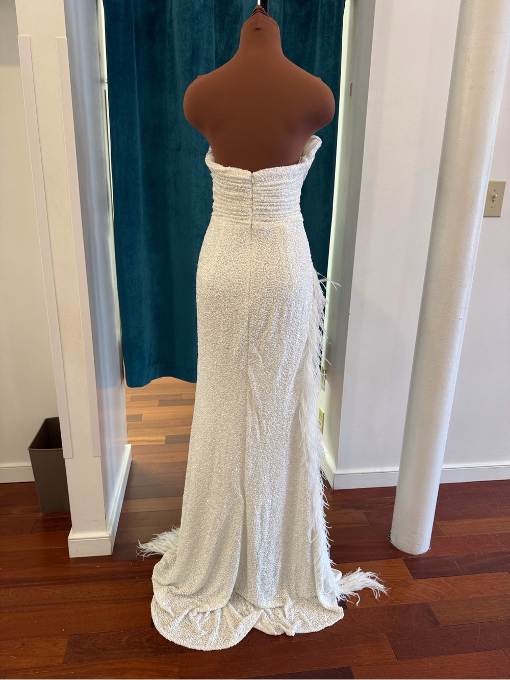 Strapless straight neck w feathers - Picture 4 of 5